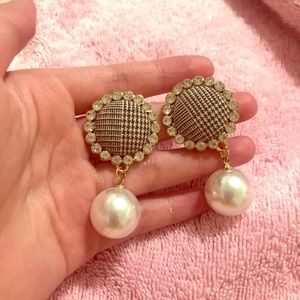 earring with big pearl